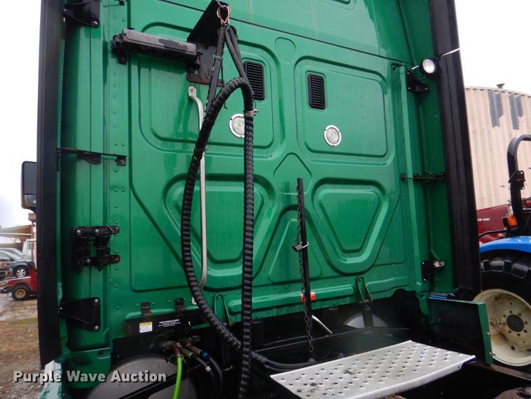 image for item DH8223 2015 Freightliner Cascadia  semi truck