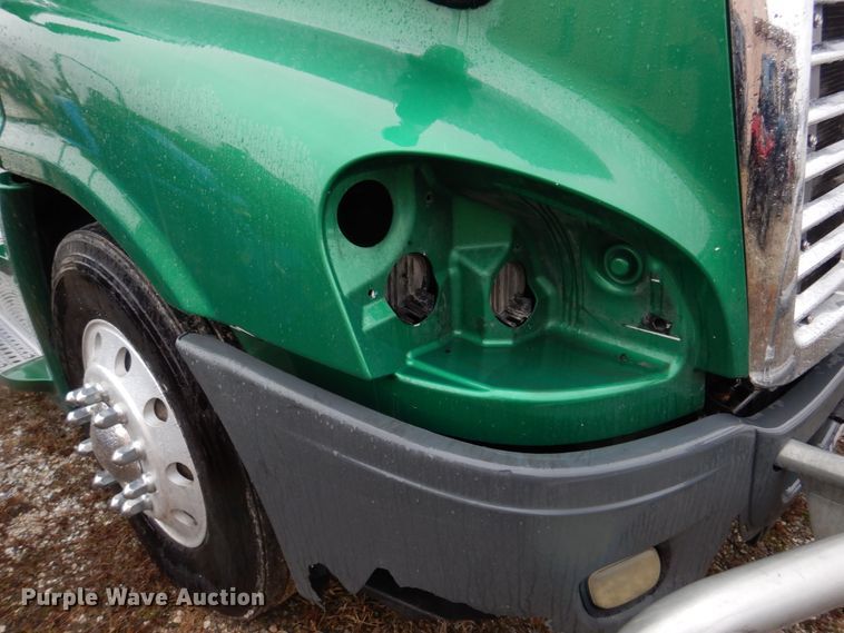 image for item DH8223 2015 Freightliner Cascadia  semi truck