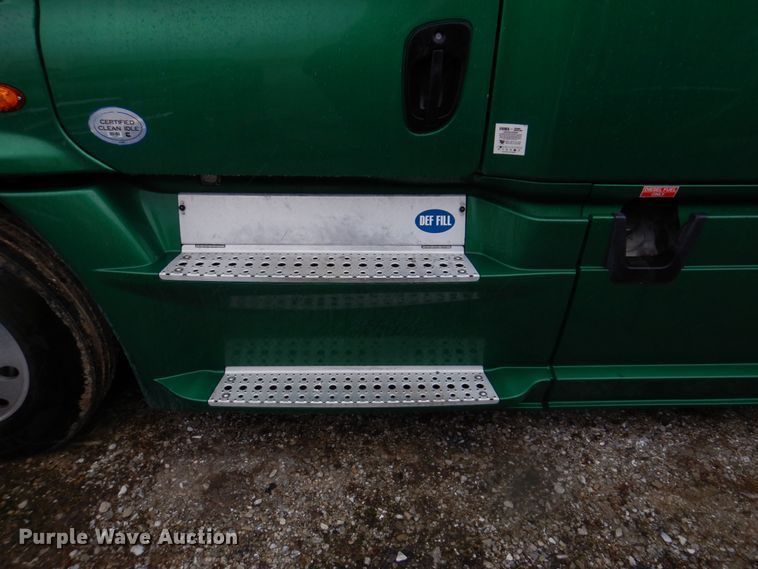 image for item DH8223 2015 Freightliner Cascadia  semi truck