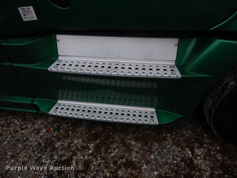 image for item DH8223 2015 Freightliner Cascadia  semi truck