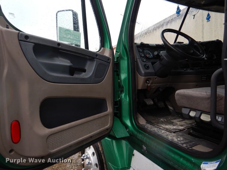 image for item DH8223 2015 Freightliner Cascadia  semi truck