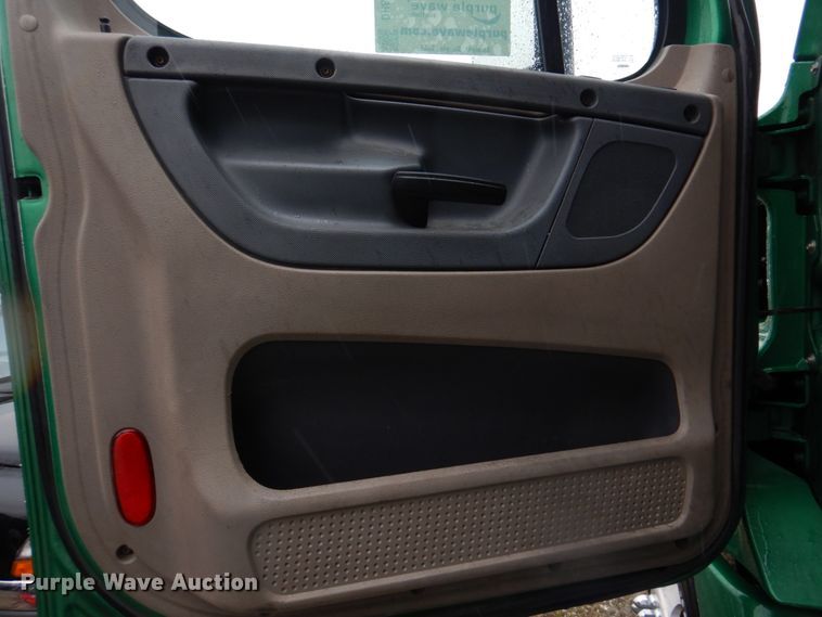 image for item DH8223 2015 Freightliner Cascadia  semi truck