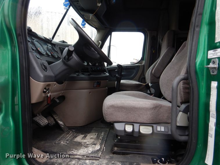 image for item DH8223 2015 Freightliner Cascadia  semi truck