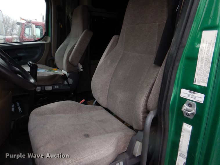 image for item DH8223 2015 Freightliner Cascadia  semi truck