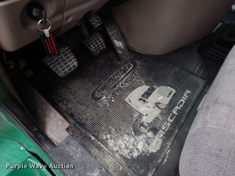 image for item DH8223 2015 Freightliner Cascadia  semi truck