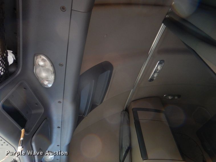 image for item DH8223 2015 Freightliner Cascadia  semi truck