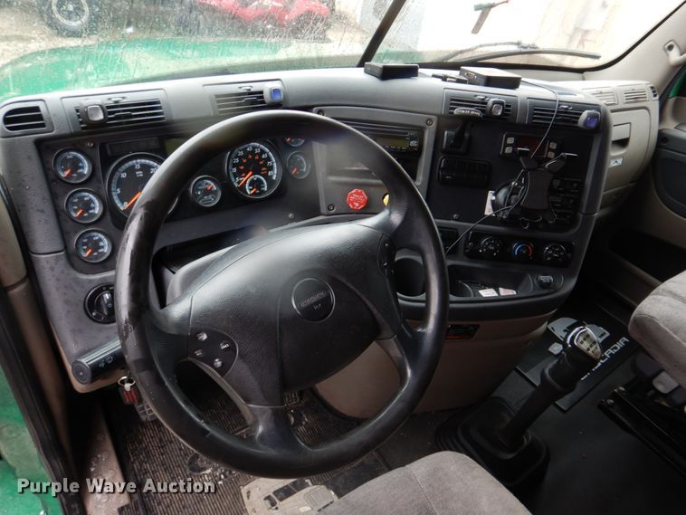 image for item DH8223 2015 Freightliner Cascadia  semi truck