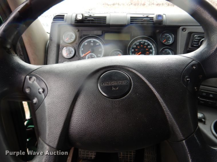 image for item DH8223 2015 Freightliner Cascadia  semi truck