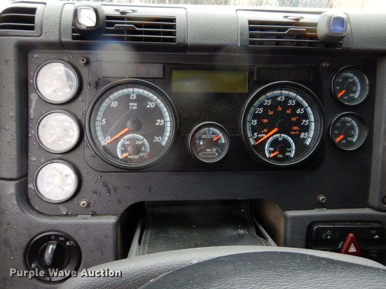 image for item DH8223 2015 Freightliner Cascadia  semi truck