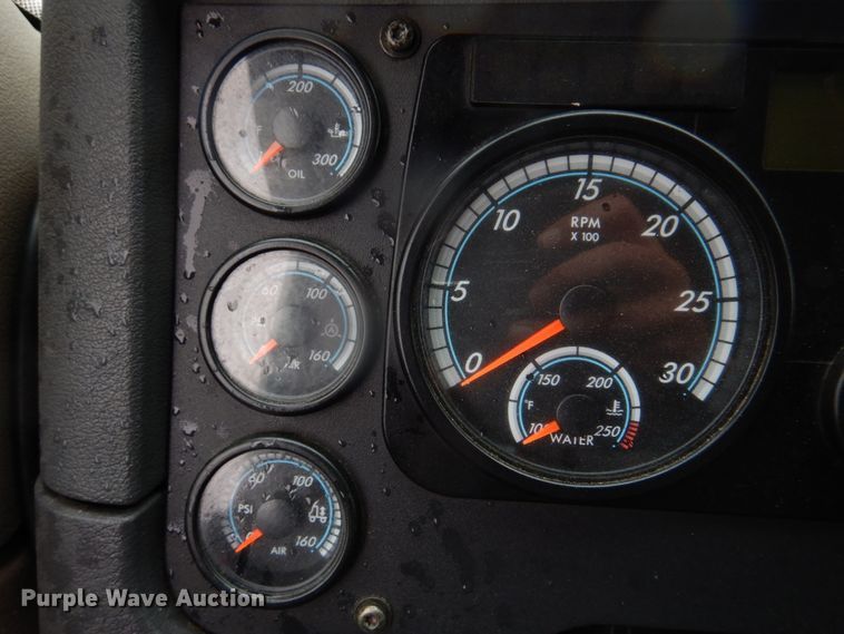 image for item DH8223 2015 Freightliner Cascadia  semi truck