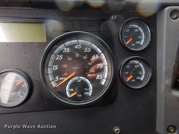 image for item DH8223 2015 Freightliner Cascadia  semi truck