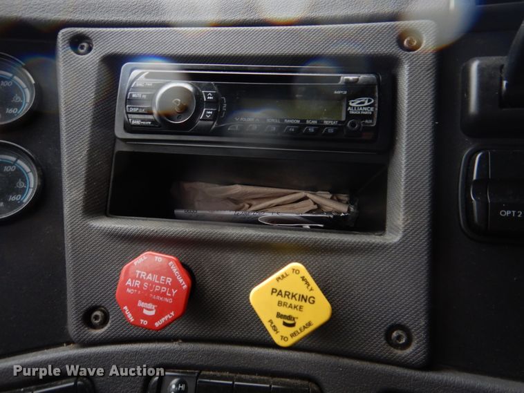 image for item DH8223 2015 Freightliner Cascadia  semi truck