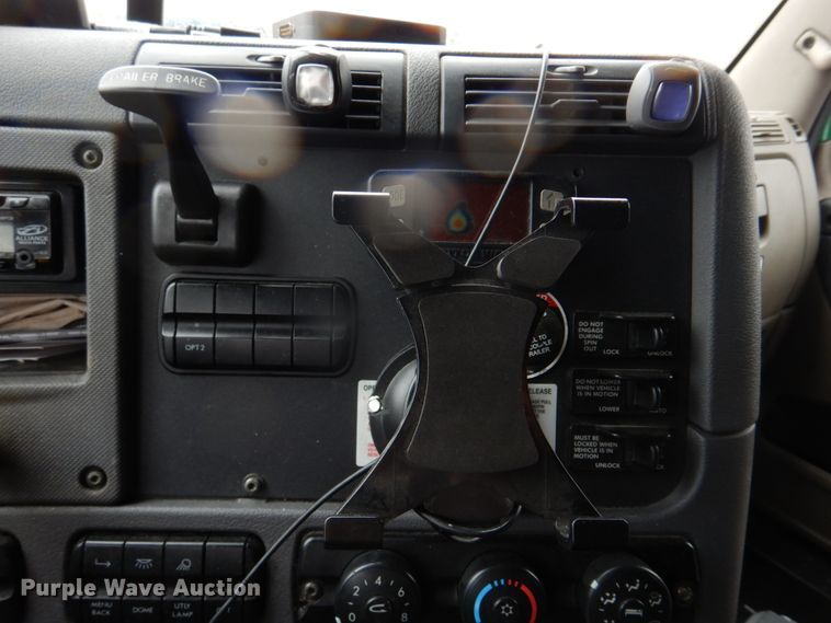 image for item DH8223 2015 Freightliner Cascadia  semi truck