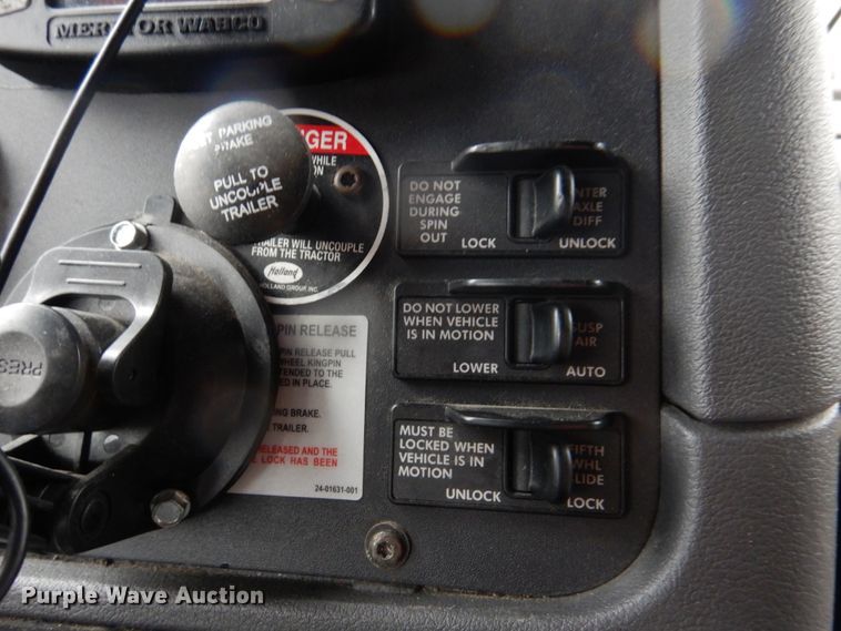 image for item DH8223 2015 Freightliner Cascadia  semi truck