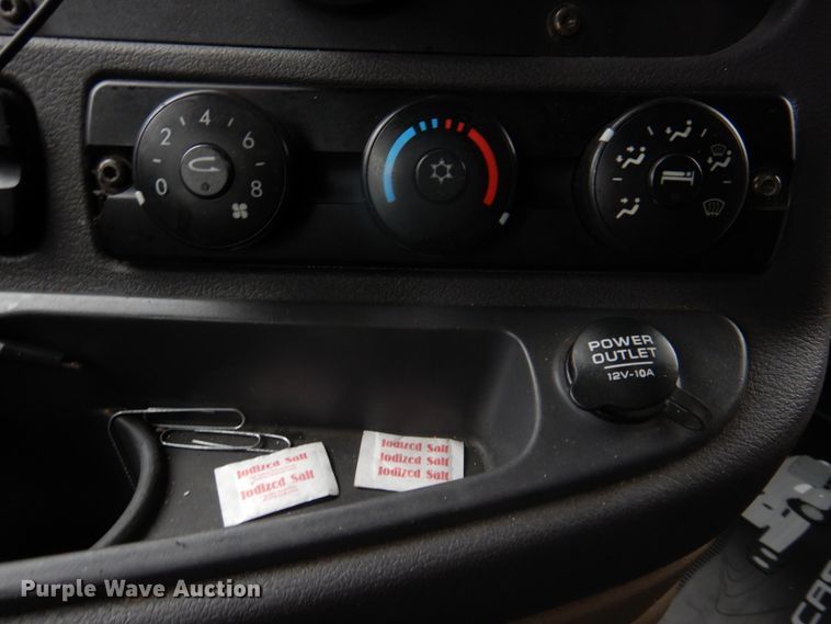 image for item DH8223 2015 Freightliner Cascadia  semi truck