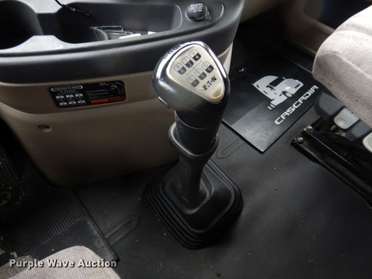 image for item DH8223 2015 Freightliner Cascadia  semi truck