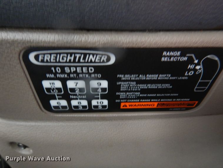 image for item DH8223 2015 Freightliner Cascadia  semi truck