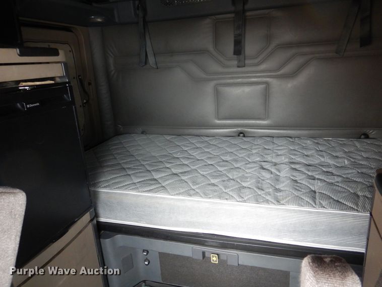 image for item DH8223 2015 Freightliner Cascadia  semi truck