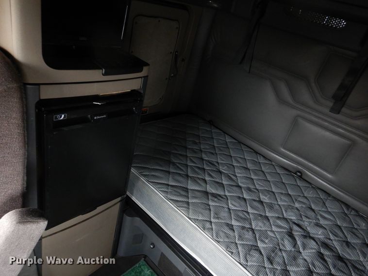 image for item DH8223 2015 Freightliner Cascadia  semi truck