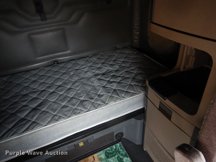 image for item DH8223 2015 Freightliner Cascadia  semi truck