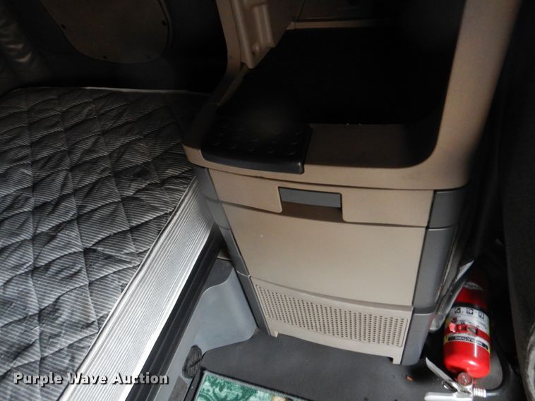 image for item DH8223 2015 Freightliner Cascadia  semi truck