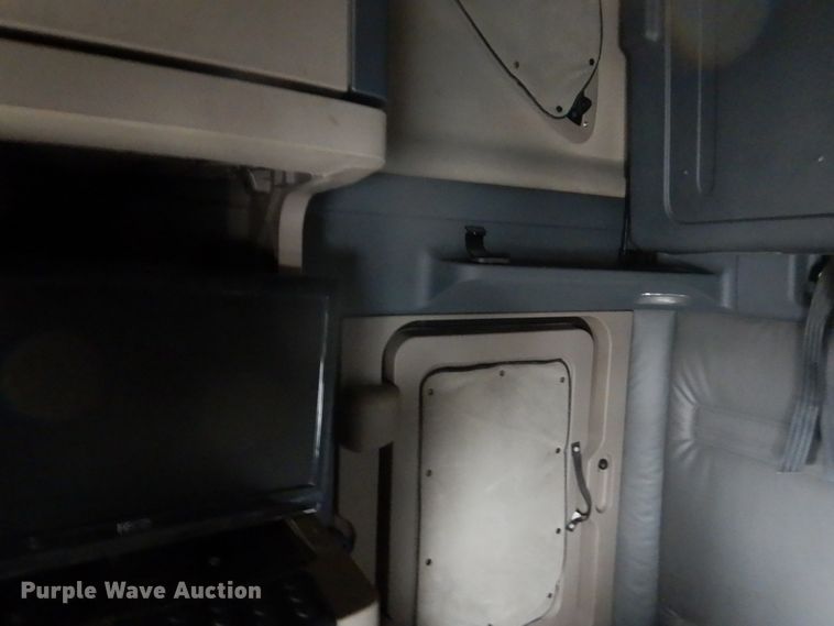 image for item DH8223 2015 Freightliner Cascadia  semi truck