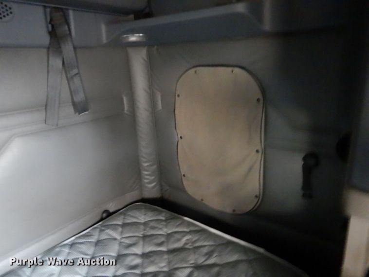 image for item DH8223 2015 Freightliner Cascadia  semi truck