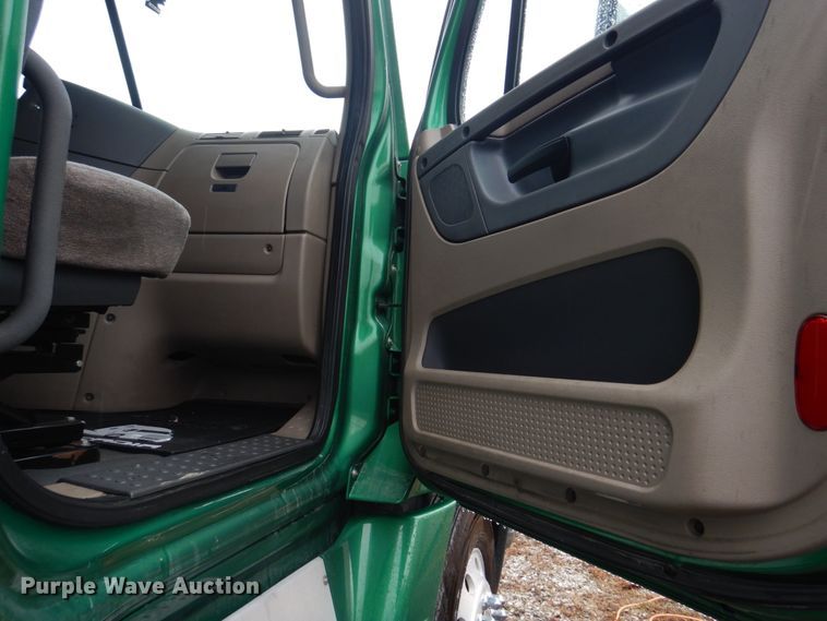 image for item DH8223 2015 Freightliner Cascadia  semi truck