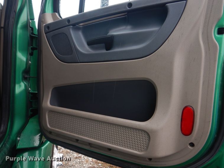 image for item DH8223 2015 Freightliner Cascadia  semi truck