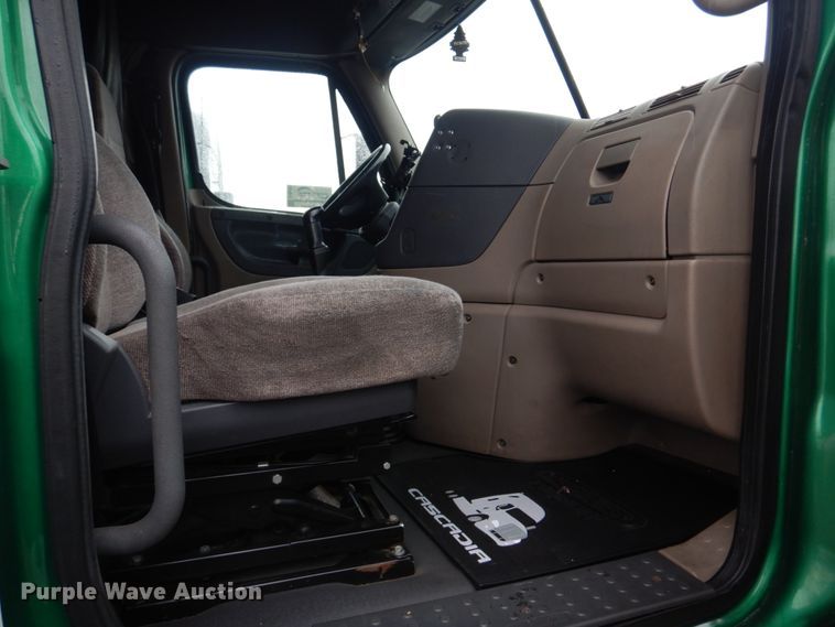 image for item DH8223 2015 Freightliner Cascadia  semi truck