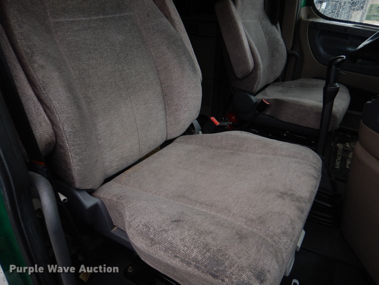 image for item DH8223 2015 Freightliner Cascadia  semi truck