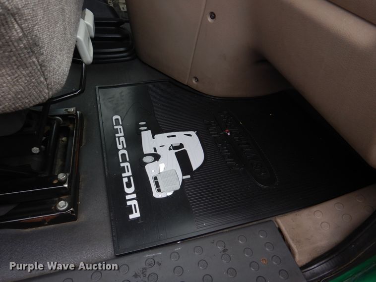 image for item DH8223 2015 Freightliner Cascadia  semi truck