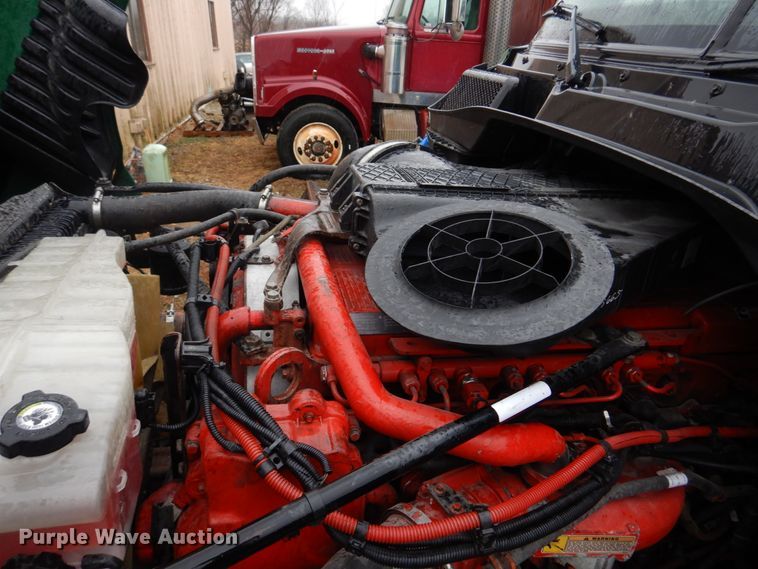 image for item DH8223 2015 Freightliner Cascadia  semi truck