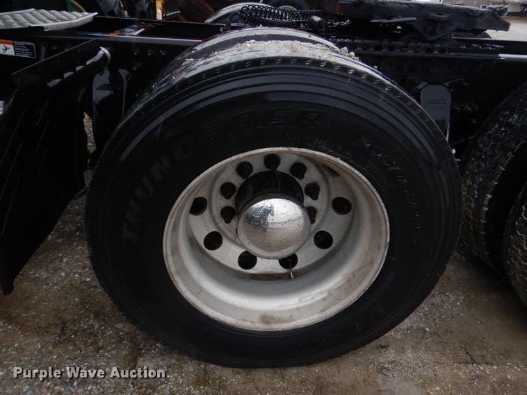 image for item DH8223 2015 Freightliner Cascadia  semi truck