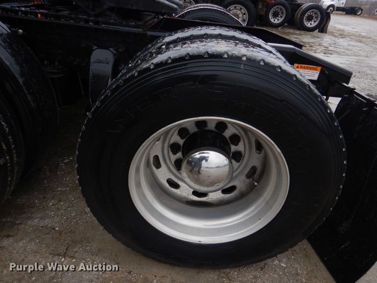 image for item DH8223 2015 Freightliner Cascadia  semi truck