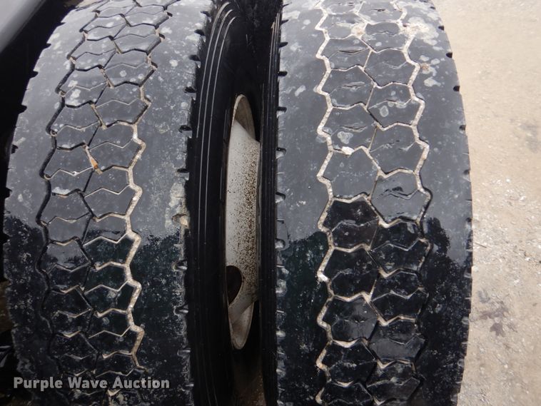 image for item DH8223 2015 Freightliner Cascadia  semi truck