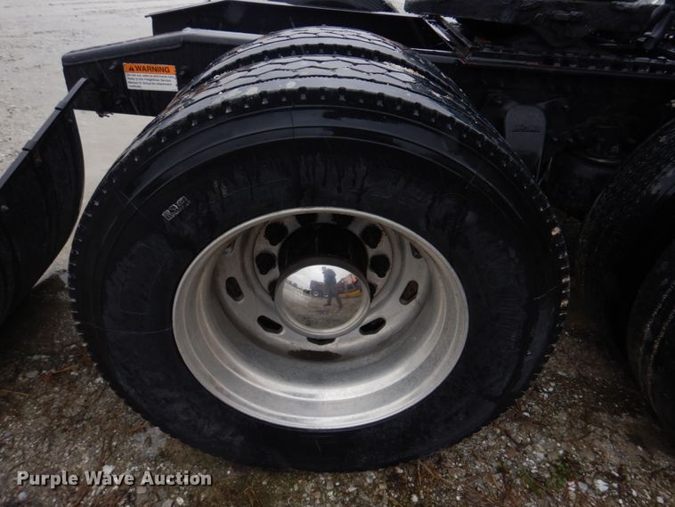 image for item DH8223 2015 Freightliner Cascadia  semi truck