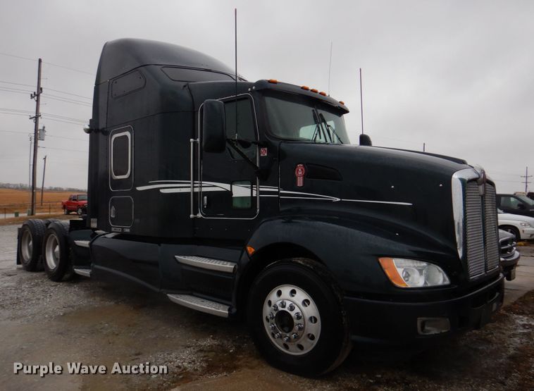 image for item DH8224 2009 Kenworth T660  semi truck