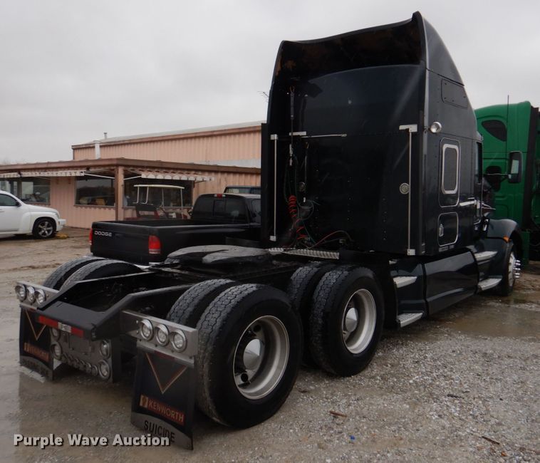 image for item DH8224 2009 Kenworth T660  semi truck