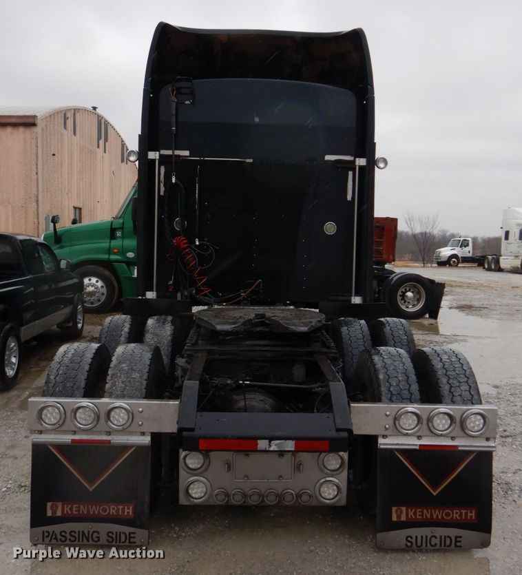 image for item DH8224 2009 Kenworth T660  semi truck