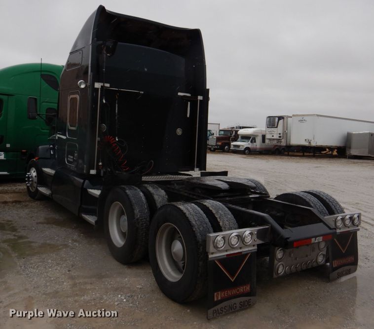 image for item DH8224 2009 Kenworth T660  semi truck