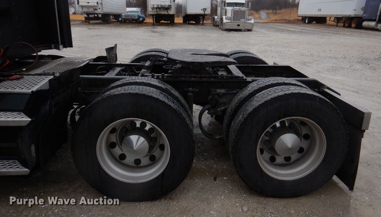 image for item DH8224 2009 Kenworth T660  semi truck