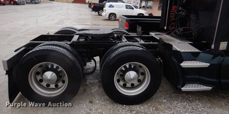 image for item DH8224 2009 Kenworth T660  semi truck