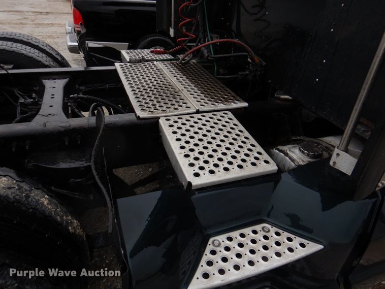 image for item DH8224 2009 Kenworth T660  semi truck