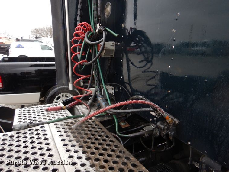 image for item DH8224 2009 Kenworth T660  semi truck