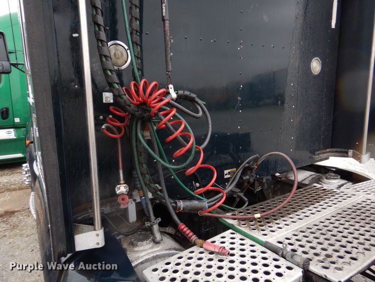 image for item DH8224 2009 Kenworth T660  semi truck