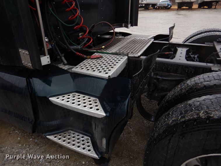 image for item DH8224 2009 Kenworth T660  semi truck