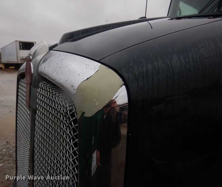 image for item DH8224 2009 Kenworth T660  semi truck