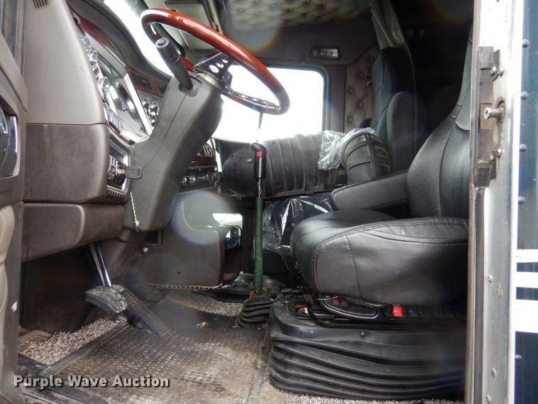 image for item DH8224 2009 Kenworth T660  semi truck