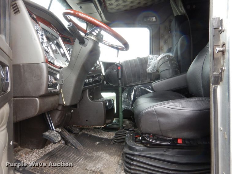 image for item DH8224 2009 Kenworth T660  semi truck